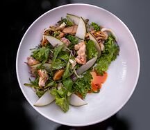 Салат с морепродуктами на миндальном креме