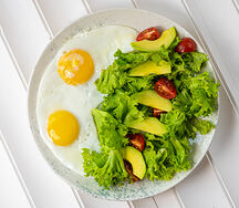 Яичница с обжаренным сочным томатом