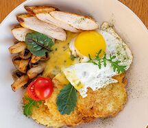 Картофельные драники с соусом беарнез