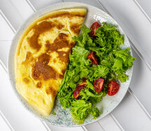 Омлет с хрустящим беконом и сыром