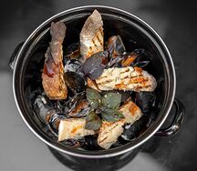 Мидии в винном соусе