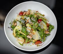 Салат с креветками в соусе песто