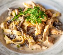 Паста с курочкой и маслятами в соусе Альфредо