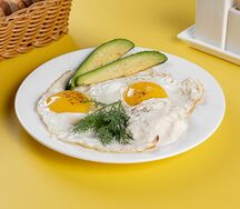 Яичница со страчателлой и авокадо