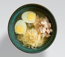 Куриный бульон с лапшой и яйцом