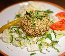 Фалафель с томатами и сыром моцарелла