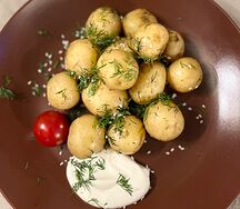 Картофель молодой отварной со сметаной