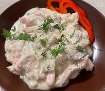 Бефстроганов из куриного филе с шампиньонами в сливочном соусе