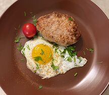 Бифштекс с яйцом