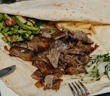 Донер на тарелке с говядиной и картофелем фри