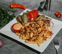 Донер на тарелке с курицей (фри)