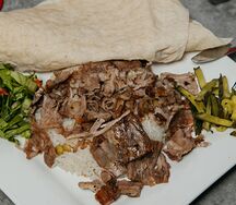 Донер на тарелке с говядиной и рисом