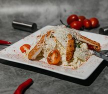 Салат Цезарь с курицей