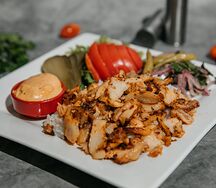 Донер на тарелке с курицей (рис)