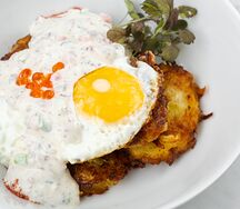 Картофельные драники с глазуньей 