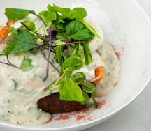 Яйца по-флорентийски с лососем и шпинатом