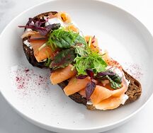 Брускетта с лососем