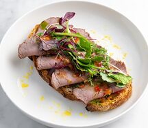 Брускетта с ростбифом