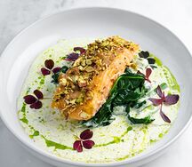 Лосось со шпинатом