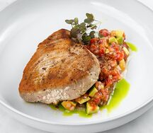 Стейк из тунца с салатом