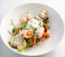 Салат с креветками в сливочном соусе