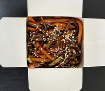 Соба с курицей и овощами в соусе терияки