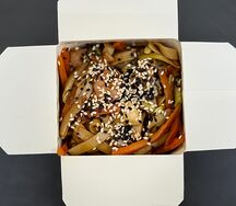 Удон с морепродуктами и овощами в соусе терияки