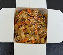 Удон с курицей и овощами в сливочном соусе