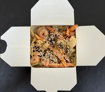 Соба с морепродуктами и овощами в сливочном соусе