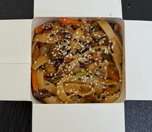 Удон с морепродуктами и овощами в сливочном соусе