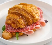 Круассан с сырокопченой колбасой и ветчиной