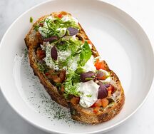 Брускетта с помидорами и страчателлой