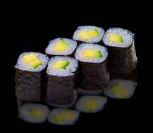 Ролл с авокадо