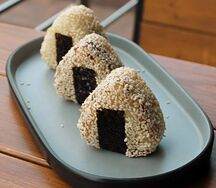 Онигири с тунцом