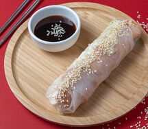 Спринг-ролл с курицей и сливочным сыром в соусе