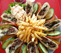 Шаурма с говядиной на тарелке (халяль)