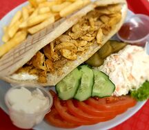 Гиро с курицей на тарелке