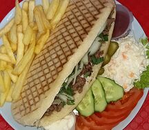 Гиро с говядиной на тарелке