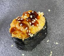 Запеченные суши с окунем