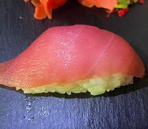 Суши с тунцом