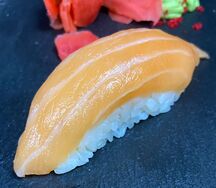 Суши с лососем