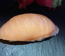 Суши с копченым лососем