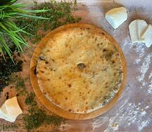 Пирог с листьями свеклы и сыром большой