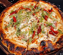 Пицца с ветчиной и грибами