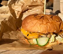 Бургер с курочкой BBQ