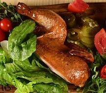 Цыпленок с зелёным салатом