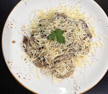 Говядина с грибами и сливочным соусом