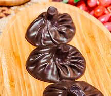 Хинкали отварные с бананом в шоколаде, цветные