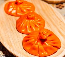 Хинкали отварные с курицей в соусе том ям, цветные