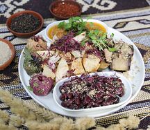 Ассорти закусок: пхали, рулетики, хумус